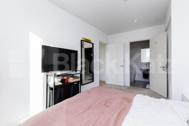 Beautiful 2 bed 2 bath in the popular development in Royal Wharf Admiralty Avenue, Royal Wharf